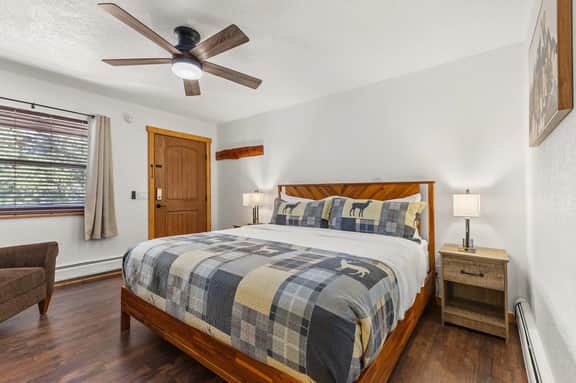 Cabin 17 - King Bed, New Kitchen & Bath