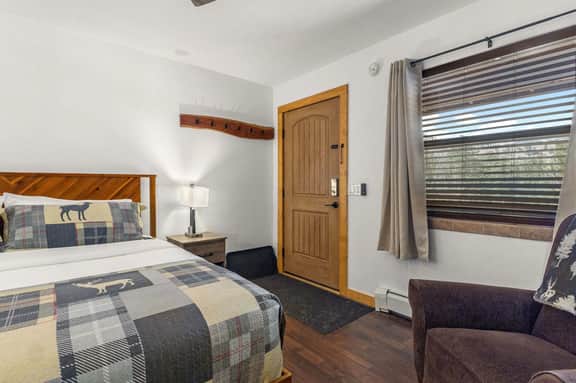 Cabin 18 - King Bed, Mountain views! Hotel Style!