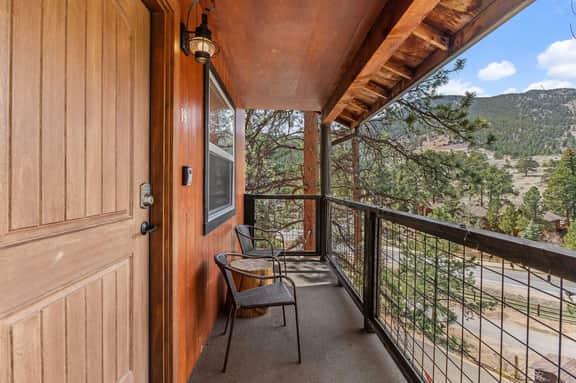 Cabin 19- King Studio! Gorgeous views! Hotel Style