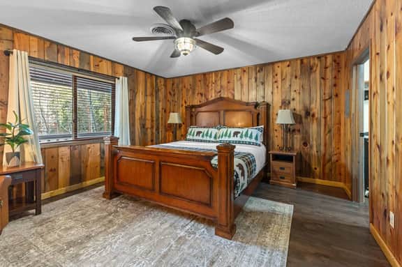 Cabin 20- King Cabin w Roku TV, Full Kitchen
