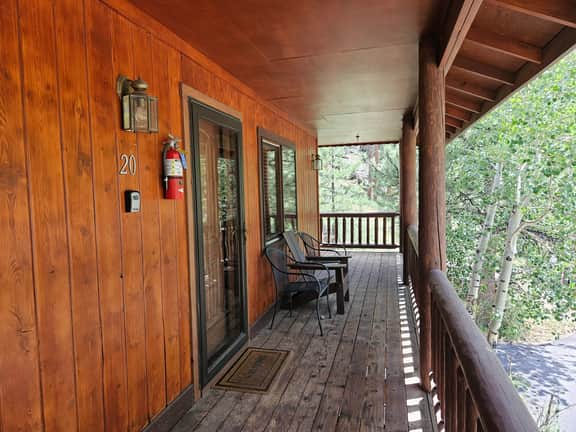 Cabin 20- King Cabin w Roku TV, Full Kitchen
