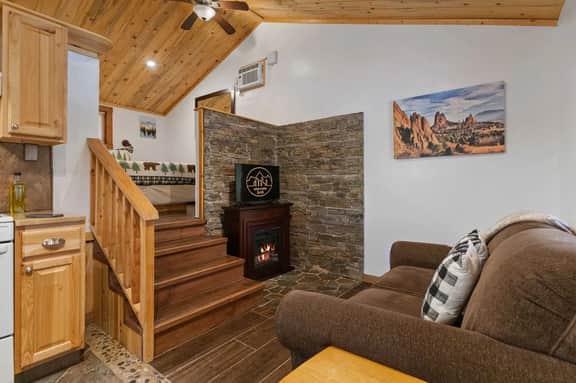 Cabin 5- Private Cabin w King bed, kitchen, porch