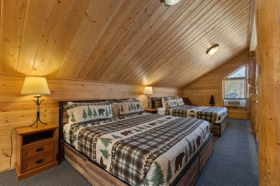 Cabin 9- Spacious cabin- 4 King beds- 2 baths