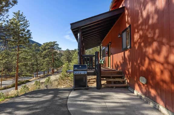 Cabin 9- Spacious cabin- 4 King beds- 2 baths