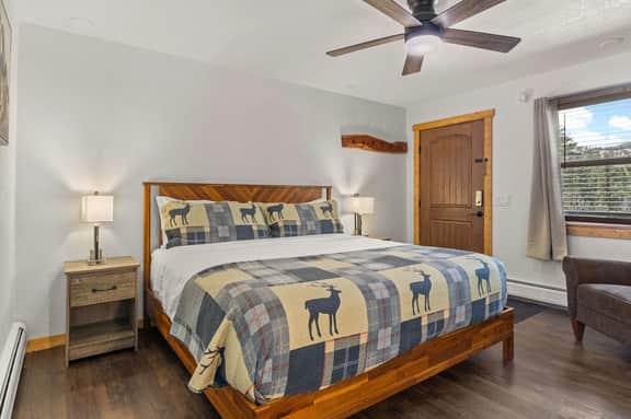 Cabin15 - King bed! Hotel Style Unit