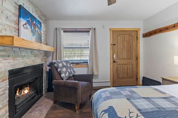 Cabin16 - King Bed, Kitchenette & Bath