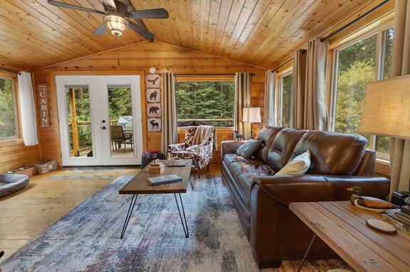 Cozy Creekside Getaway!