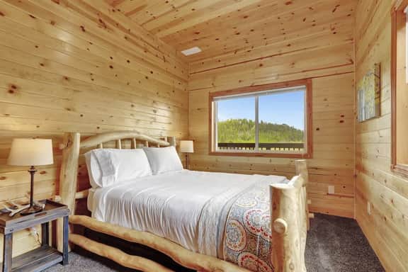 Cozy Deer Valley Cabin: Views, Fireplace & Deck
