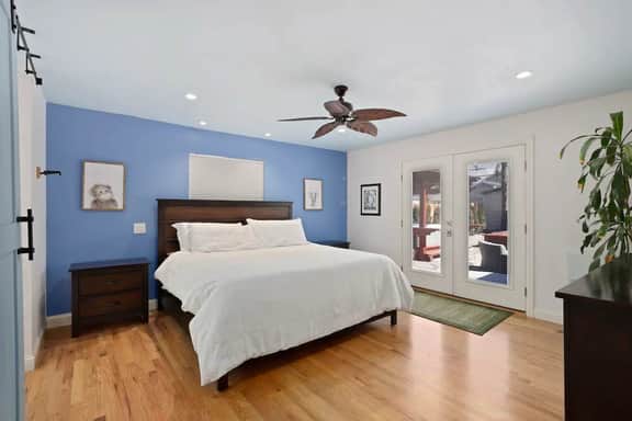 DU Haven: Hot Tub, Outdoor TV Lounge &3 Full Baths