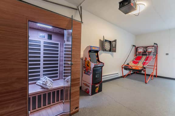 Game Room- Hot Tub- Sauna & Projector!