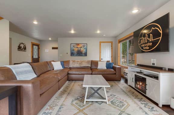 Private Mountain Retreat w Hot Tub,Games &Views! 