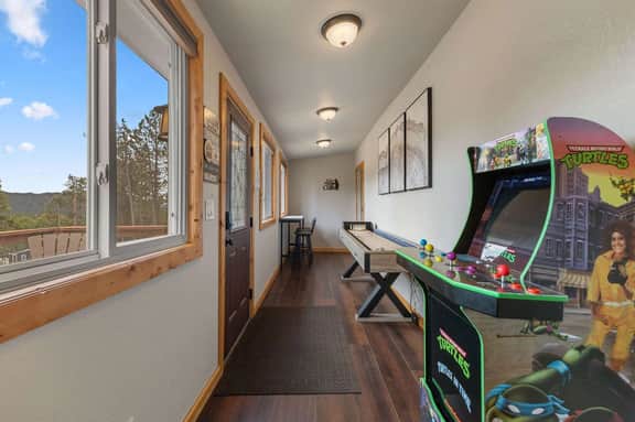 Private Mountain Retreat w Hot Tub,Games &Views! 