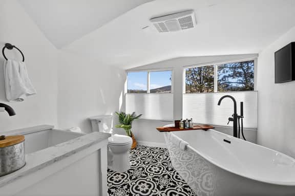 Scenic Dome Retreat: Luxury Bath & Mountain Views