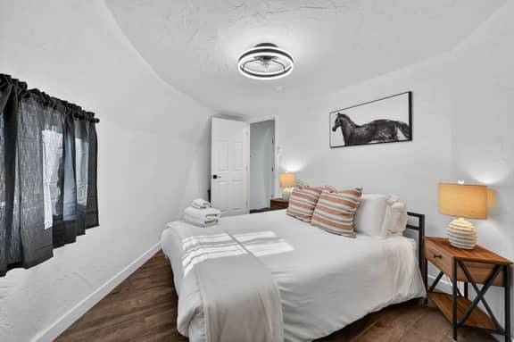 Scenic Dome Retreat: Luxury Bath & Mountain Views