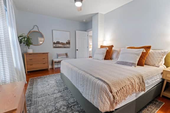 Windsor Retreat: Across from Park + Hot Tub