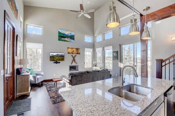 Scenic Mountain Cabin with Modern Interior