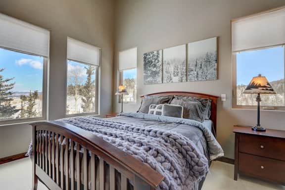 Scenic Mountain Cabin with Modern Interior