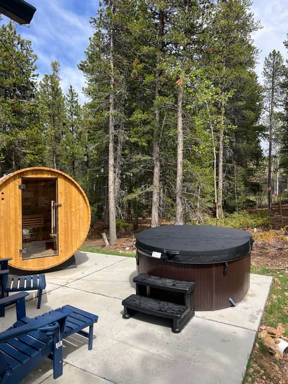 Cozy Updated Cabin w Barrel Sauna, EV Charger - Image 4