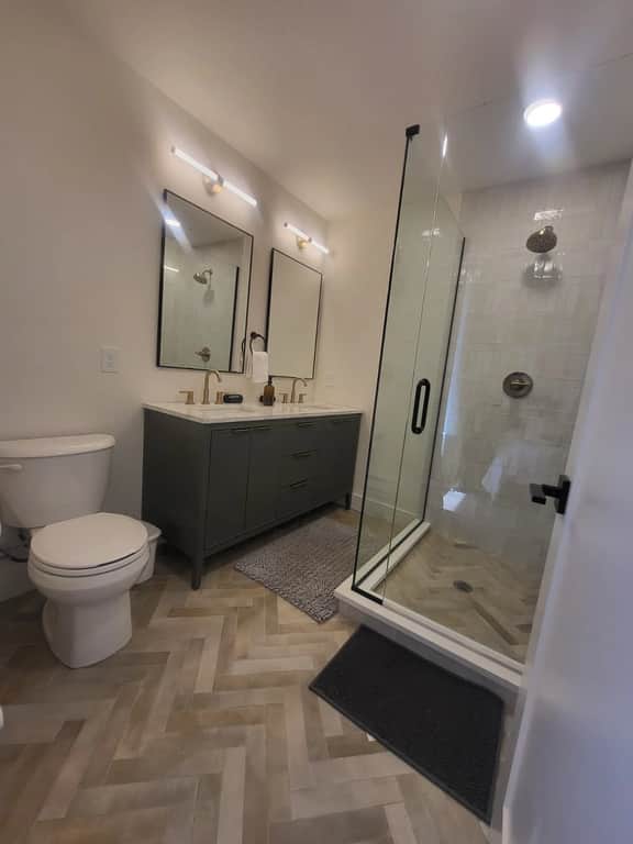 Modern Stay in the Heart of Evergreen! - Image 5