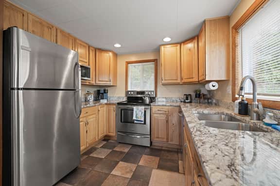 Wonder-View Lodge with Hot Tub and Panoramic Mountain Views! - Image 2