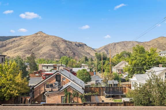 Modern condo in the heart of Golden! - Image 2