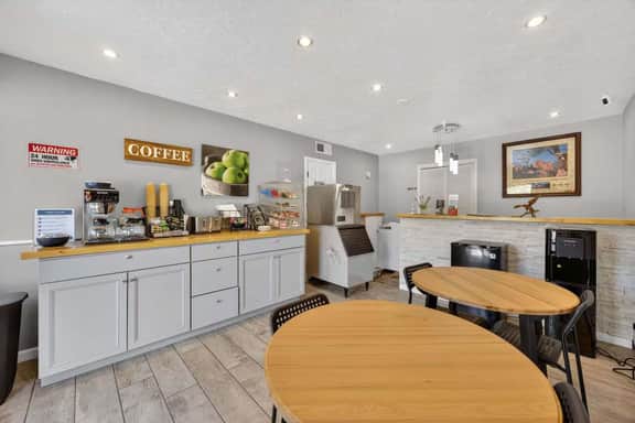 Eagle Suite 122-123: Two-Room Group Accommodation - Image 2