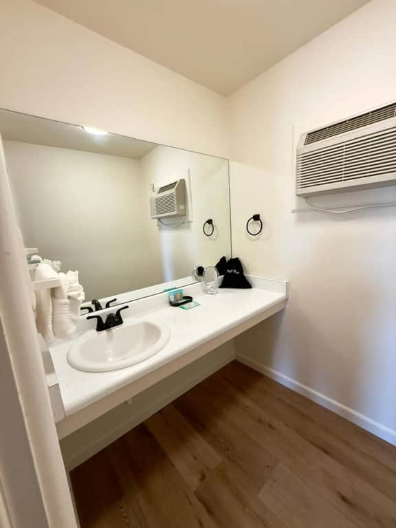 Eagle Suite 122-123: Two-Room Group Accommodation - Image 5