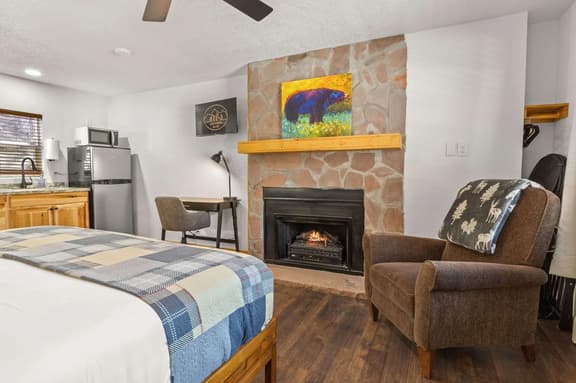 Cabin 14 - King Bed, hotel-style unit