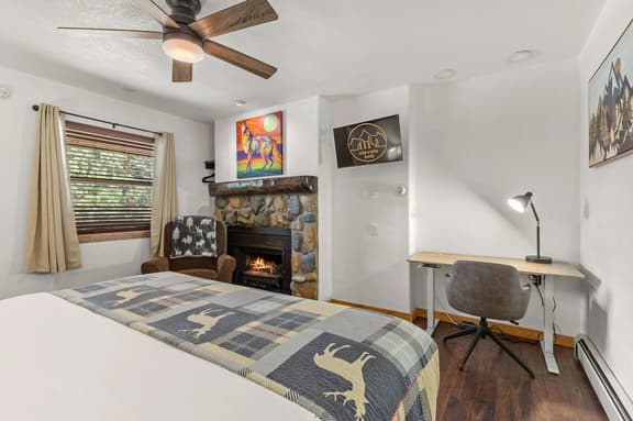 Cabin 18 - King Bed, Mountain views! Hotel Style!