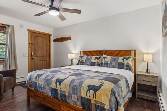 Cabin 19- King Studio! Gorgeous views! Hotel Style
