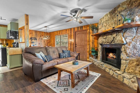 Cabin 20- King Cabin w Roku TV, Full Kitchen