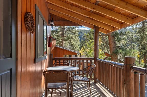 Cabin 5- Private Cabin w King bed, kitchen, porch