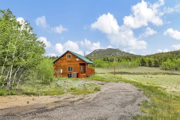 Cozy Deer Valley Cabin: Views, Fireplace & Deck