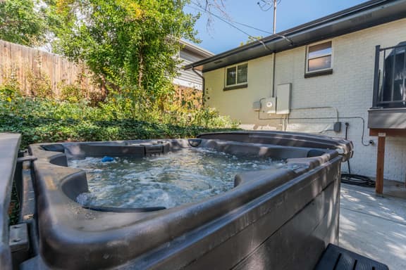 Family Friendly Mountain Views- Hot Tub- Foosball