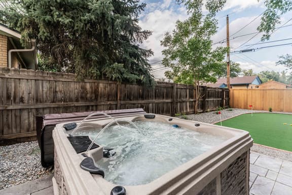 Game Room- Hot Tub- Sauna & Projector!