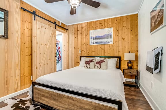 Pine Cabin-River Access! Mtn Views