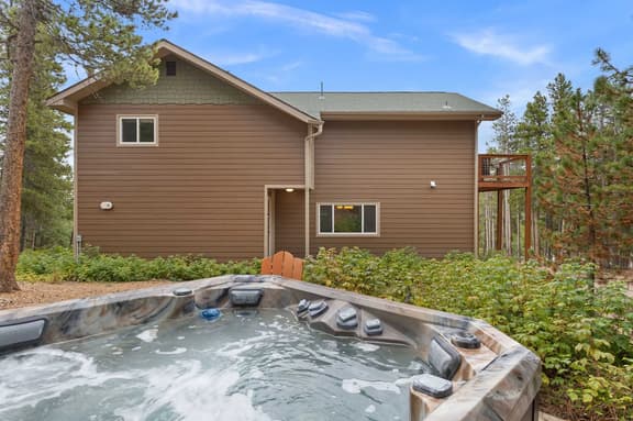 Private Mountain Retreat w Hot Tub,Games &Views! 