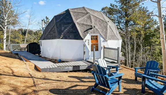 Scenic Dome Retreat: Luxury Bath & Mountain Views
