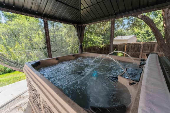Spacious home w/ Game Room, Hot Tub & Sauna!