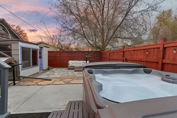 Windsor Retreat: Across from Park + Hot Tub
