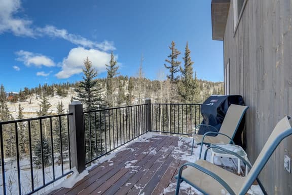 Scenic Mountain Cabin with Modern Interior