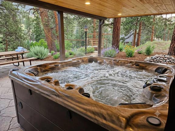 Cabin 12 - Spacious & Updated -Hot Tub & King Beds