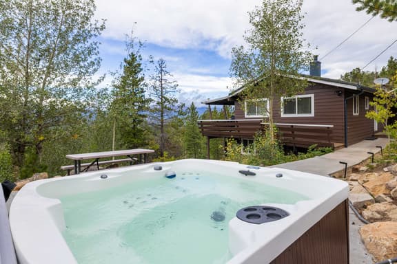 Wonder-View Lodge with Hot Tub and Panoramic Mountain Views! - Image 1