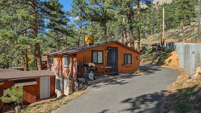 One-bedroom cabins in Estes Park, minutes from RMNP